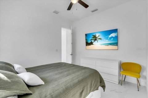 House in Cape Coral, Florida 4 bedrooms, 161.19 sq.m. № 1716905 - photo 22