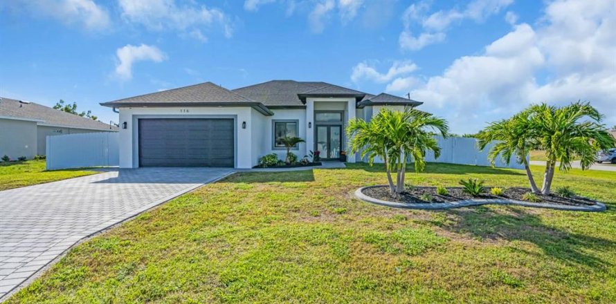 House in Cape Coral, Florida 4 bedrooms, 161.19 sq.m. № 1716905