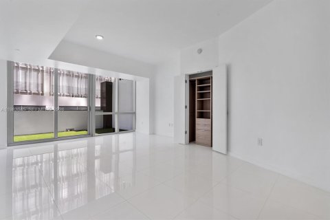 Condo in Miami, Florida, 1 bedroom № 2049995 - photo 11