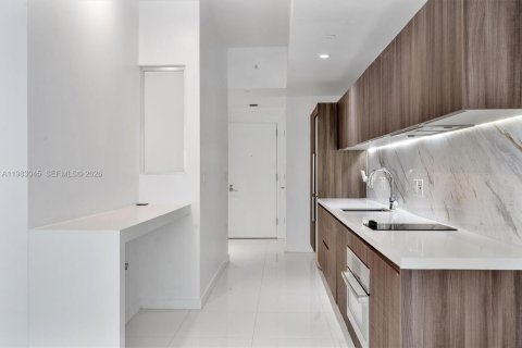 Condo in Miami, Florida, 1 bedroom № 2049995 - photo 2