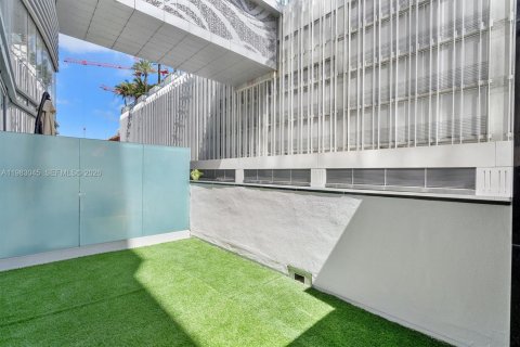 Condo in Miami, Florida, 1 bedroom № 2049995 - photo 12