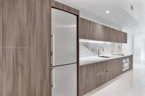 Condo in Miami, Florida, 1 bedroom № 2049995 - photo 3