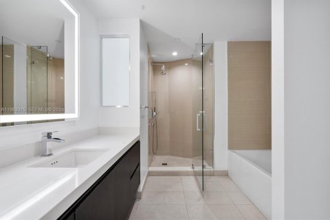 Condo in Miami, Florida, 1 bedroom № 2049995 - photo 7