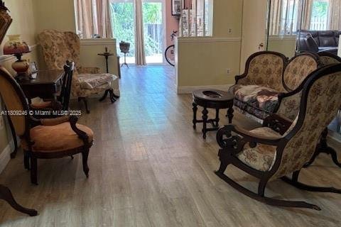 House in Miami, Florida 4 bedrooms, 149.76 sq.m. № 1749815 - photo 5