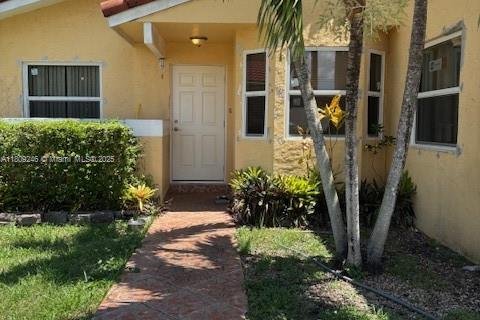 House in Miami, Florida 4 bedrooms, 149.76 sq.m. № 1749815 - photo 1