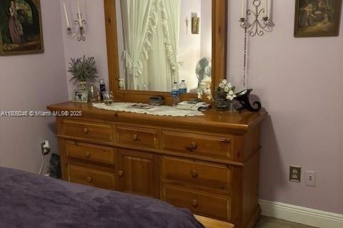 House in Miami, Florida 4 bedrooms, 149.76 sq.m. № 1749815 - photo 10