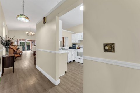 House in Miami, Florida 4 bedrooms, 149.76 sq.m. № 1749815 - photo 15