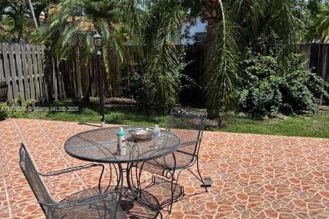 House in Miami, Florida 4 bedrooms, 149.76 sq.m. № 1749815 - photo 7