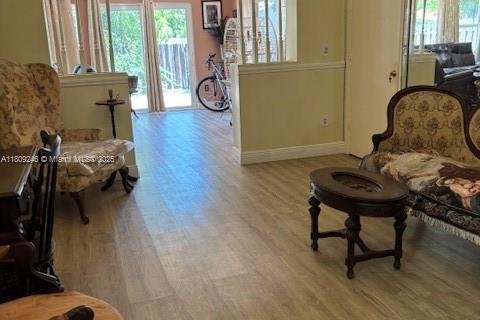 House in Miami, Florida 4 bedrooms, 149.76 sq.m. № 1749815 - photo 4