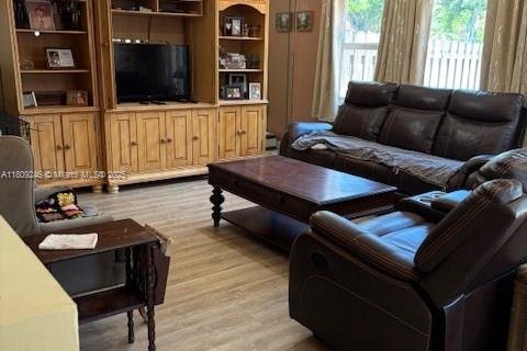 House in Miami, Florida 4 bedrooms, 149.76 sq.m. № 1749815 - photo 6