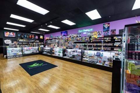 Commercial property in Miami, Florida № 2037147