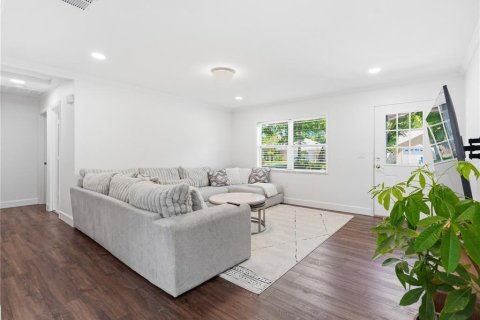 House in Palm Harbor, Florida 3 bedrooms, 125.6 sq.m. № 2093153 - photo 5
