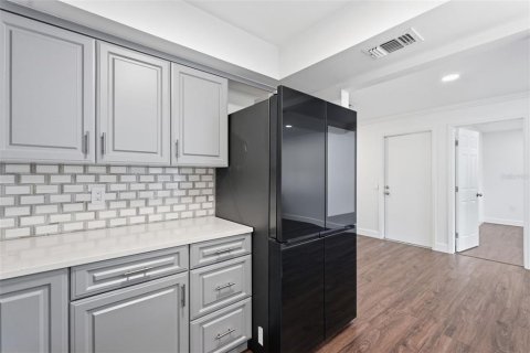 House in Palm Harbor, Florida 3 bedrooms, 125.6 sq.m. № 2093153 - photo 9