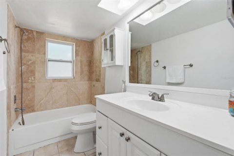 House in Palm Harbor, Florida 3 bedrooms, 125.6 sq.m. № 2093153 - photo 19