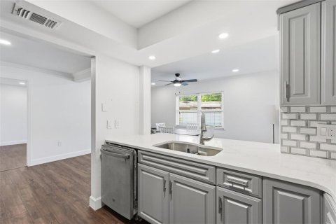 House in Palm Harbor, Florida 3 bedrooms, 125.6 sq.m. № 2093153 - photo 10