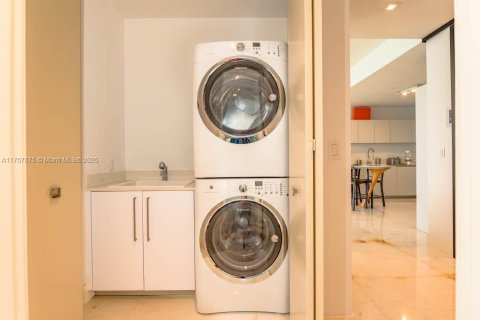 Condominio en venta en Sunny Isles Beach, Florida, 1 dormitorio, 104.52 m2 № 1939971 - foto 22