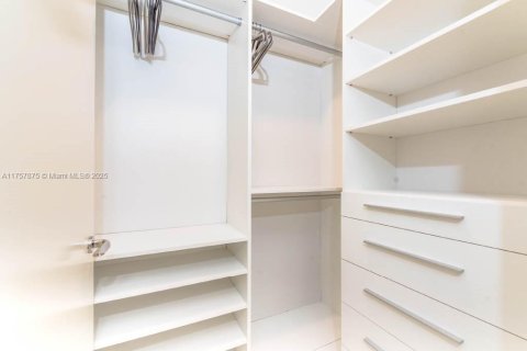 Condominio en venta en Sunny Isles Beach, Florida, 1 dormitorio, 104.52 m2 № 1939971 - foto 18