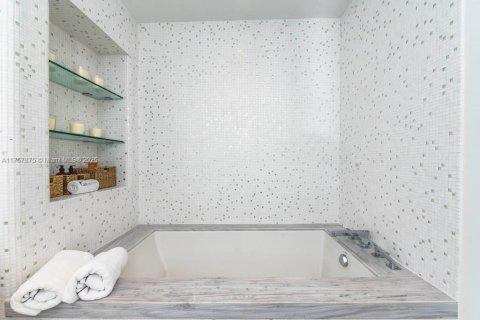 Condominio en venta en Sunny Isles Beach, Florida, 1 dormitorio, 104.52 m2 № 1939971 - foto 15