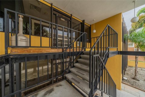 Propiedad comercial en alquiler en Tampa, Florida № 1066280 - foto 3