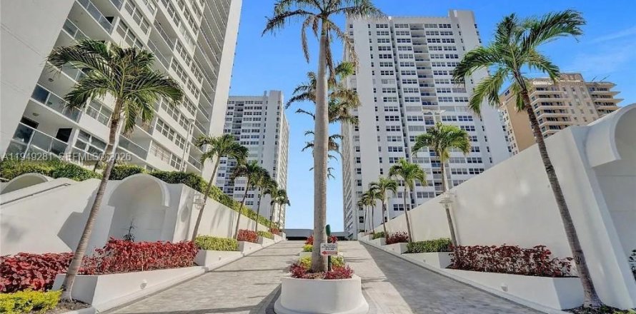 Кондоминиум с 3 комнатами в Халландейл-Бич, Флорида № 2006591