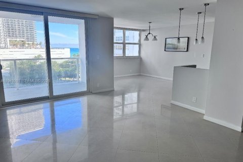 Купить кондоминиум в Халландейл-Бич, Флорида 3 комнаты, 133.78м2, № 2006591 - фото 3