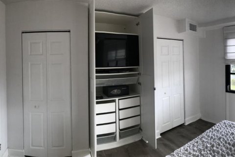 Condo in Saint Petersburg, Florida, 2 bedrooms  № 2209803 - photo 9
