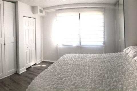 Condo in Saint Petersburg, Florida, 2 bedrooms  № 2209803 - photo 8
