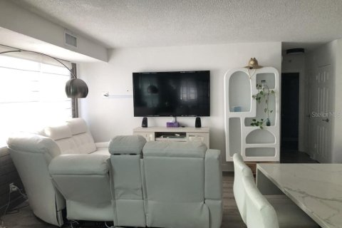 Condo in Saint Petersburg, Florida, 2 bedrooms  № 2209803 - photo 3