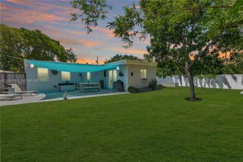 Villa ou maison à louer à North Miami, Floride: 2 chambres, 122.82 m2 № 1991358 - photo 2