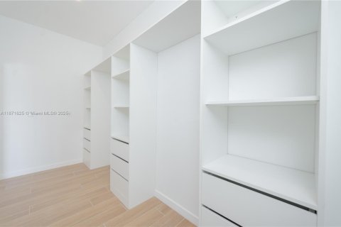 House in Fort Lauderdale, Florida 3 bedrooms, 282.61 sq.m. № 1920157 - photo 23