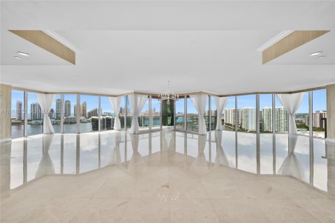 Condominio en venta en Aventura, Florida, 4 dormitorios, 379.04 m2 № 2339861 - foto 5
