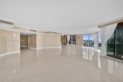Condominio en venta en Aventura, Florida, 4 dormitorios, 379.04 m2 № 2339861 - foto 10