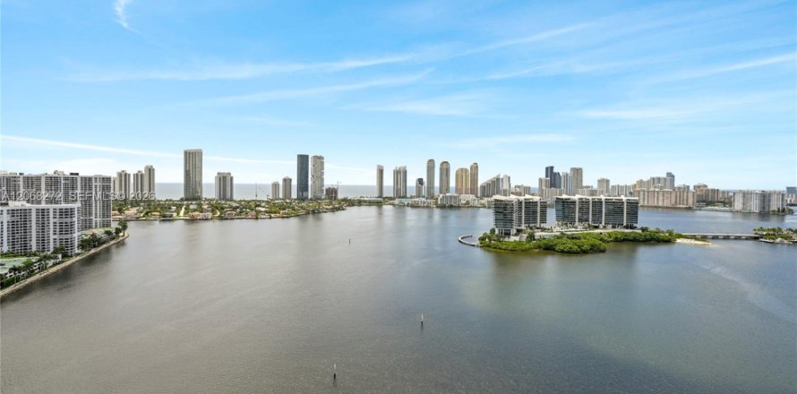 Condominio en Aventura, Florida, 4 dormitorios  № 2339861