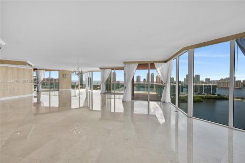 Condominio en venta en Aventura, Florida, 4 dormitorios, 379.04 m2 № 2339861 - foto 12
