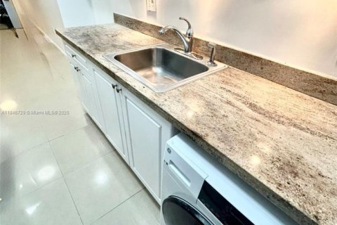 Condo in Miami Beach, Florida  № 1846078 - photo 11