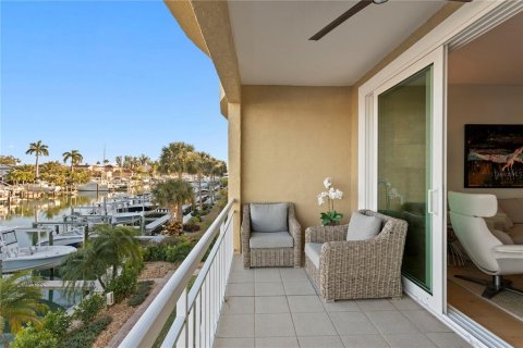 Townhouse in Saint Petersburg, Florida 3 bedrooms, 205.78 sq.m. № 2395879 - photo 24