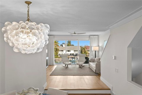 Townhouse in Saint Petersburg, Florida 3 bedrooms, 205.78 sq.m. № 2395879 - photo 19