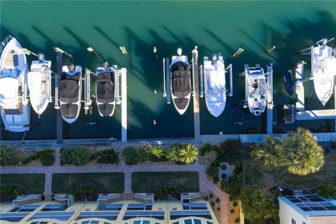 Townhouse in Saint Petersburg, Florida 3 bedrooms, 205.78 sq.m. № 2395879 - photo 3