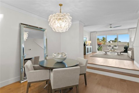 Townhouse in Saint Petersburg, Florida 3 bedrooms, 205.78 sq.m. № 2395879 - photo 6
