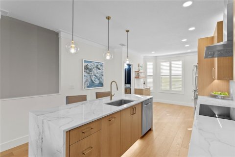 Townhouse in Saint Petersburg, Florida 3 bedrooms, 205.78 sq.m. № 2395879 - photo 11