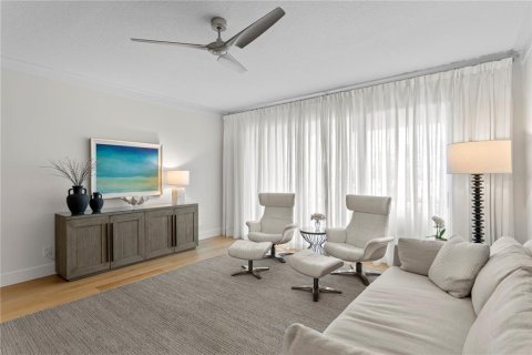 Townhouse in Saint Petersburg, Florida 3 bedrooms, 205.78 sq.m. № 2395879 - photo 28