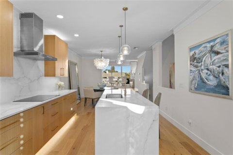 Townhouse in Saint Petersburg, Florida 3 bedrooms, 205.78 sq.m. № 2395879 - photo 14