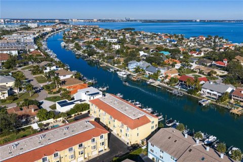 Townhouse in Saint Petersburg, Florida 3 bedrooms, 205.78 sq.m. № 2395879