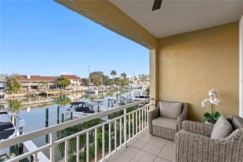 Townhouse in Saint Petersburg, Florida 3 bedrooms, 205.78 sq.m. № 2395879 - photo 26