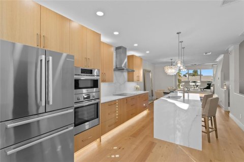Townhouse in Saint Petersburg, Florida 3 bedrooms, 205.78 sq.m. № 2395879 - photo 16