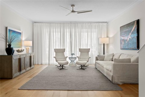 Townhouse in Saint Petersburg, Florida 3 bedrooms, 205.78 sq.m. № 2395879 - photo 8