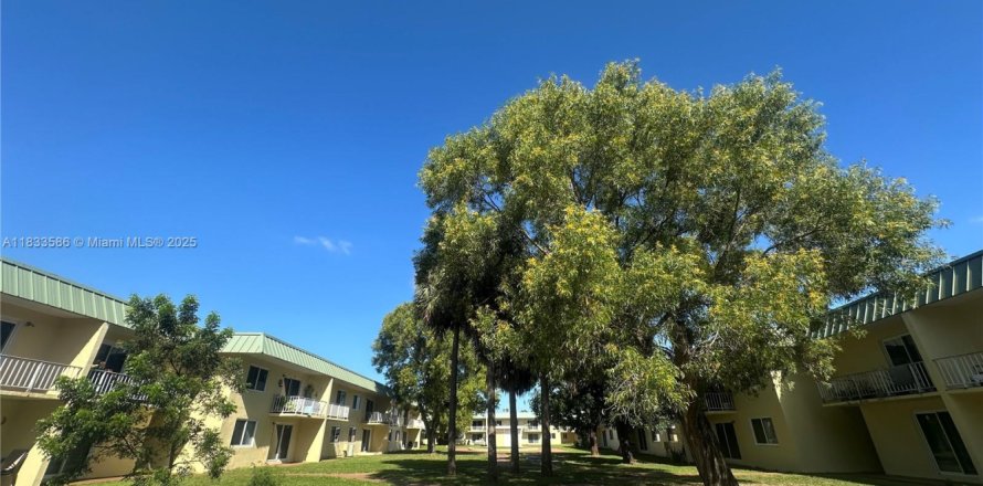 Кондоминиум с 1 спальней в Майами-Гарденс, Флорида № 1958020