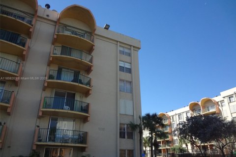 Copropriété à louer à Miami, Floride: 2 chambres, 80.82 m2 № 1920575 - photo 2