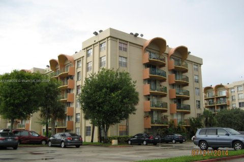 Copropriété à louer à Miami, Floride: 2 chambres, 80.82 m2 № 1920575 - photo 1