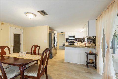 House in Holiday, Florida 2 bedrooms, 123.93 sq.m. № 2221032 - photo 11